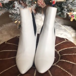 Super cute white Boots